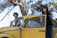 Bumblebee – L-R: Bumblebee, Memo (Jorge Lendeborg Jr.) und Charlie (Hailee Steinfeld)