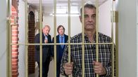 Der Samstagskrimi: Wilsberg – Manni Höch (Heinrich Schafmeister, r.) sitzt hinter Gittern. Gut, dass er Georg Wilsberg (Leonard Lansink, l.) und Ekki Talkötter (Oliver Korittke) seine Freunde nennen kann. Die beiden haben soeben die Kaution für ihn gestellt.
