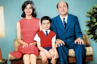 Der kleine Nick – Der kleine Nick (Maxime Godart, Mitte) liebt seinen Papa (Kad Merad) und seine Mama (Valérie Lemercier).