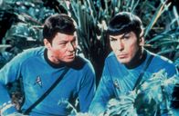 Raumschiff Enterprise – Star Trek TOS, Raumschiff Enterprise, Idee Gene Roddenberry USA 1966-1969, Darsteller Season: 02 Episode: 038 1967-68 Episodic Photo - Spock (Leonard Nimoy) and Dr. McCoy (DeForest