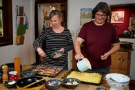 Zu Tisch ... – Zu Tisch Rhön – Deutschland Vanessa van der Eyk und Julia Djabalameli machen Blechkuchen. Copyright: SRF/Berlin Producers Media/Frederik Klose-Gerlich