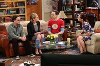 The Big Bang Theory – Nur für Sheldon (Jim Parsons, 2.v.r.) ist das Treffen seiner Mutter Mary (Laurie Metcalf, r.) und Leonards (Johnny Galecki, l.) Mutter Beverly (Christine Baranski, 2.v.l.) angenehm ...