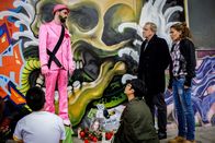 SOKO München – Toni Bischoff (Amanda da Gloria, r.) und Arthur Bauer (Gerd Silberbauer, 2.v.r.) platzen in die Gedenkveranstaltung, an der unter anderen auch der Flamingo-Mann (Patrick Finger, 2.v.l.) teilnimmt.