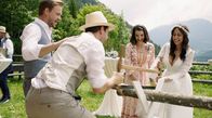 Watzmann ermittelt – Das Brautpaar Teresa (Melissa Khalaj, r.) und Raphael Geiger (Pablo Sprungala, 2.v.l.) sind frisch vermählt und sägen gemeinsam einen Baustamm durch. Sie werden von Cecilia (Mona Vojacek Koper, 2.v.r.) und Bastian (Frederic Heidorn, l.) angefeuert.