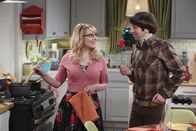 The Big Bang Theory – Während Sheldon sich über den Besuch seiner Oma freut, rätseln Bernadette (Melissa Rauch, l.) und Howard (Simon Helberg, r.) über Rajs Verhalten, der mit einer hübschen Dame flirtet, obwohl er doch mit Emily zusammen ist ...