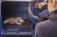 Navy CIS – Ducky (David McCallum, l.) wird von einem Mann attackiert, der behauptet, dass er Informationen über dessen Halbbruder, der jedoch vor mehreren Jahrzehnten verstorben ist, habe. Gibbs (Mark Harmon, M.) und Bishop (Emily Wickersham, r.) machen sich Sorgen um Ducky ...