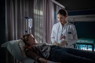 Notruf Hafenkante – Eva (Laura Berlin, r.) macht sich Sorgen um Anna (Charlotte Lorenzen, l.). Das Verhalten des Mädchens deutet darauf hin, dass sie vergewaltigt wurde.