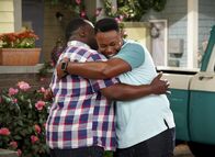 The Neighborhood – Calvin Butler (Cedric the Entertainer, l.); Marty Butler (Marcel Spears, r.)