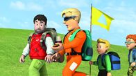 Feuerwehrmann Sam – Moose und Tom steigen mit den Kindern auf den Pontypandy-Berg.