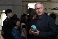 Tatort – Eisner und Fellner machen eine Razzia in einem chinesischen Sweatshop, wo illegale Waren umetikettiert werden. Harald Krassnitzer (Moritz Eisner).