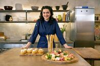 Zu Tisch mit Lucie - Kitchen Hacks – Köchin Lucie backt würzige Käse-Muffins als Ergänzung für ein Charcuterie-Board.