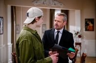 Sturm der Liebe – Erik (Sven Waasner, r.) ist irritiert, als Caspar (Andreas Hagl, l.) seinen Vorschlag sofort beiseiteschiebt.