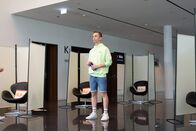 pur+ – Moderator Eric startet den "PUR+" Freundschaftstest: In diesen kleinen, abgetrennten Kabinen sitzen später acht Kinder, die sich vorher noch nie gesehen haben. Sie werden checken, mit welchen der anderen Mädchen und Jungen sie sich gerne anfreunden würden. Gibt es Freundschaft auf den ersten Blick?