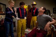 Modern Family – Phil (Ty Burrell, r.) weiss gerade nicht, was schlimmer ist: seine Schmerzen oder die Tatsache, dass Claire (Julie Bowen) sich mitten in der Nacht für den attraktiven Feuerwehrmann (Joey Baker, 2.v.l.) und seinen Kollegen (Darst. unbekannt) gestylt hat.