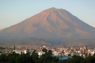 Leben mit Vulkanen – Der Misti, Lebensgrundlage und Wahrzeichen der Stadt Arequipa in Peru: Der Vulkan ist immer noch aktiv und stellt damit eine potenzielle Bedrohung für die Menschen dar.