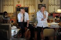 Die Kennedys – Bobby Kennedy (Barry Pepper, l) und Jack Kennedy (Greg Kinnear)