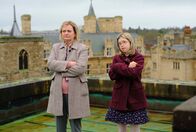 Professor T – Als Ingrid Snares auf Sophie achtgeben soll, ist keine der beiden Frauen glücklich (von links nach rechts: Sarah Woodward, Kathleen Humberstone).