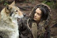 Alpha – Ein ungleiches Paar, das die Umstände für immer zusammen schmiedet: Keda (Kodi Smit-McPhee) und Alpha.