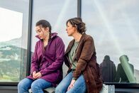 SOKO Kitzbühel – Auch die Vorzeigeschülerin Lisa Baumann (Annalena Hochgruber, l.) gerät in den Fokus von Lukas und Nina (Julia Cencig, r.), denn die tote Mathematiklehrerin war gerade dabei, Lisas Schullaufbahn zu zerstören.
