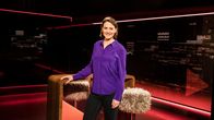 Zapp – Moderatorin Kathrin Drehkopf im Studio während der Sendung.