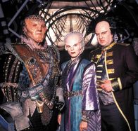 Babylon 5 – G'Kar (Andreas Katsulas,l.), Delenn (Mira Furlan,m.) und Londo Mollari (Peter Jurasik).