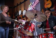 Gilmore Girls – Die ehemalige New Yorkerin Sophie Bloom (Carole King, l.) eröffnet in Stars Hollow den ersten Musikladen und Lane (Keiko Agena, r.) setzt sich in den Kopf, dass sie jetzt Schlagzeugerin werden will ...