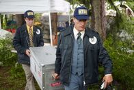Mayday - Alarm im Cockpit – NTSB-Ermittler Al Diehl (gespielt von Thomas Mitchell, links) und ein weiterer NTSB-Ermittler tragen den FDR und das CVR von United Airlines Flug 173. Die Kisten werden zu den NTSB-Labors in Washington transportiert. Die Daten sollen erklären, warum das Verkehrsflugzeug mit 181 Passagieren und 8 Besatzungsmitgliedern an Bord 6 Meilen vor dem Portland International Airport in ein Waldgebiet stürzte. Die Besatzung hatte beim Anflug auf Portland ein Problem mit dem Fahrwerk gemeldet und beschlossen, den Flughafen zu umrunden, um das Problem zu beheben. Die Ermittler fanden heraus, dass der DC-8 während des Kreisens der Treibstoff ausging. photo credit: Cineflix/Ian Watson