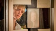 From Darkness – Claire Church (Anne-Marie Duff) will mehr über Lucy Maxley herausfinden, die vor Jahren angegriffen wurde. Rächt sich Lucy nun dafür, was ihr damals angetan wurde?