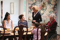The Mick – Die Schreckensherrschaft unter Oma Evelyn (Concetta Tomei) und Opa Colonel (E.J.Callahan) gefällt Sabrina (Sofia Black-D'Elia, l.), Chip (Thomas Barbusca, 2.v.l.) und Ben (Jack Stanton, vorne) gar nicht ...