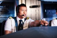 Mayday - Alarm im Cockpit – TORONTO - RE-ENACTMENT - F.O. Gunawan (played by Minh Le) points ahead.