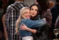 How I Met Your Father – Sophie (Hilary Duff, l.); Valentina (Francia Raisa, r.)