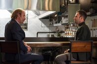 Elementary – Mycroft Holmes (Rhys Ifans, l.) benötigt die Hilfe seines Bruders Sherlock (Jonny Lee Miller, r.), um einen Fall zu lösen ...