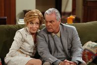 Two and a Half Men – Während eines Spontabesuchs bei Charlie erleben Teddy (Robert Wagner, r.) und Evelyn (Holland Taylor, l.) eine Überraschung ...