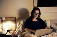 Seitensprung – Die erfolgreiche Marketingspezialistin Fiona (Claudia Michelsen) geht voll in ihrem Job auf – sogar nachts im Bett.
