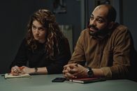 Juliet – Juliet (Charlotte De Bruyne) und Jamal (Nabil Mallat) befragen einen Verdächtigen.