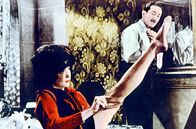 Das Mädchen Irma La Douce – Irma La Douce (Shirley MacLaine) gehört zu den attraktivsten und begehrtesten Prostituierten der Pariser Rue Casanova.