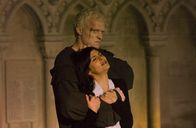 The Da Vinci Code - Sakrileg – Silas (Paul Bettany, l.), der treu im Auftrag der römisch-katholischen Kirchenorganisation "Opus Dei" handelt, ist fest davon überzeugt, dass die Kryptologin Sophie Neuvet (Audrey Tautou, r.) versucht, an den Grundfesten seiner Kirche zu rütteln. Das muss bestraft werden ...