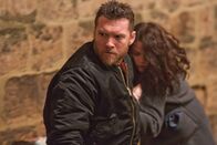 Die Stunde des Killers – Der Profikiller Stephen Lucas (Sam Worthington, l.) soll die Internatsschülerin Ella Hatto (Odeya Rush, r.) ermorden. Als es dann aber schließlich so weit ist, bringt er es nicht übers Herz abzudrücken.