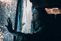 neoriginal: Arctic Circle - Der unsichtbare Tod – Die Prostituierte Irina (Anna Ackermann) versucht, sich mit aller Macht aus ihrem Gefängnis zu befreien.