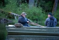Fernab des Gesetzes – Tim "Curly" Leach und David Squibb angeln auf Süßwasserforellen. (National Geographic für Disney/Jacob Gonzales)