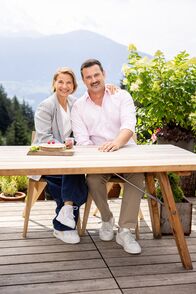 2 in Tirol - Heimat grenzenlos entdecken – Das Moderations-Duo Kristina Sprenger und Sigi Fink (auf der Umbrüggler Alm)