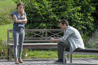 Der Bergdoktor – Tobias Ritter (Sebastian Fräsdorf) gesteht seiner Freundin Kathi Wimmer (Cosima Lehninger), dass er ihrer Mutter nicht zum ersten Mal begegnet ist - und dass er der Vater ihres kleinen Bruders Leo ist.