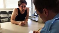 Behind the Screams – Jeffrey Rignall war eines der wenigen Opfer Gacys, die ihrem Peiniger entkommen konnten. Seine Hinweise führten schließlich zur Festnahme des Serienmörders (Reenactment).
