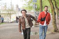 neoriginal: Ready.Daddy.Go! – Dirk (Florian Jahr, l.) freut sich mit Michel (Fridolin Sandmeyer, r.) ein neues Kapitel anzugehen: zumindest, bis es ernst wird.