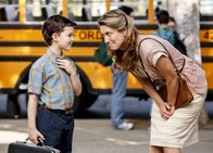 Young Sheldon – Die gläubige Amy (Zoe Perry, r.) versucht, die Eigenheiten ihres hochintelligenten Sohns Sheldon (Iain Armitage, l.) vor den anderen Menschen zu verteidigen. Doch in der High School ist er schließlich ganz auf sich alleine gestellt und sorgt gleich für Probleme ...