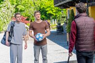Sturm der Liebe – Vor Vincent (Martin Walde, M.) erkennt Leo (Aurel Klug, l.) ungläubig, dass Elias (Orlando Lenzen, r.) seine Verletzung nur vorgespielt hat.