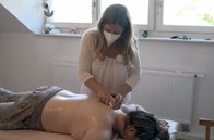 Re: – Annette Knell massiert eine Patientin mit einem Löffel nach der Gua Sha-Methode, einer Technik aus der traditionellen chinesischen Medizin.