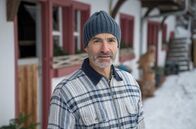 Die Fallers - Die SWR Schwarzwaldserie – Manuel (Marco Canadea) taucht wieder in Schönwald auf. Er möchte Jenny einiges erklären.