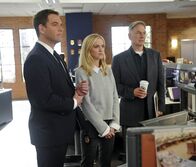Navy CIS – Ein neuer Mordfall weist auf einen 40 Jahre alten Fall hin, bei dem ein Anschlag auf einen Flughafen verübt wurde. Bishop (Emily Wickersham, M.), Gibbs (Mark Harmon, r.) und Tony (Michael Weatherly, l.) beginnen mit den Ermittlungen ...
