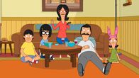 Bob's Burgers – Als im Fernsehen ein Sofa-Werbespot läuft, will Louise (r.) ein neues Sofa, doch Gene (l.), Tina (2.v.l.), Linda (M.) und Bob (2.v.r.) verbinden so viele Erinnerungen mit der Couch, dass sie diese eigentlich nicht hergeben wollen ...